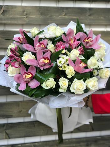 Букет цветов из: Розы и Хризантемы в Кипень