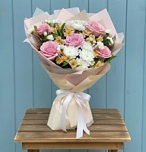 Букет цветов из:  Гвоздики, Орхидеи и Розы в Кипень