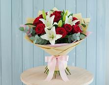 Букет цветов из:  Лилии и Розы в Кипень