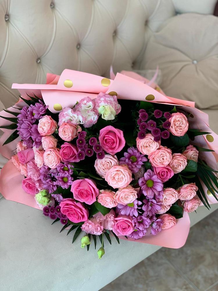 Букет цветов из: Хризантемы, Розы и Лизиантусы в Кипень