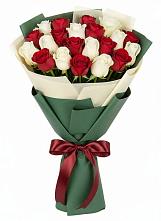 Букет Микс из красных и белых роз в Кипень