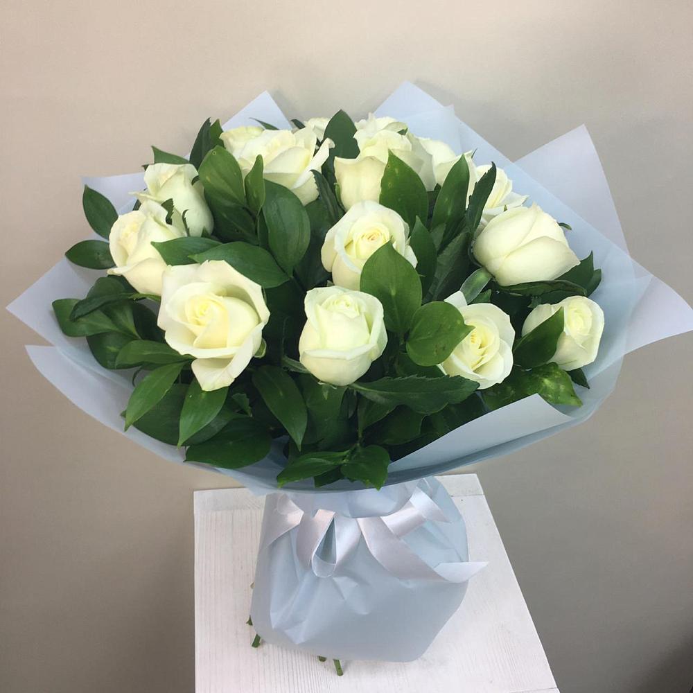 Букет 15 Белых роз Проуд в Кипень