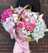 Композиция солнечный день в Кипень Цветочная композиция из Розы, Хризантемы, Пионы и Лизиантусы в корзине в Кипень