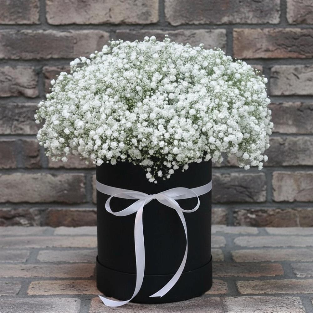 Цветочная композиция из Гипсофила в шляпной коробке в Кипень