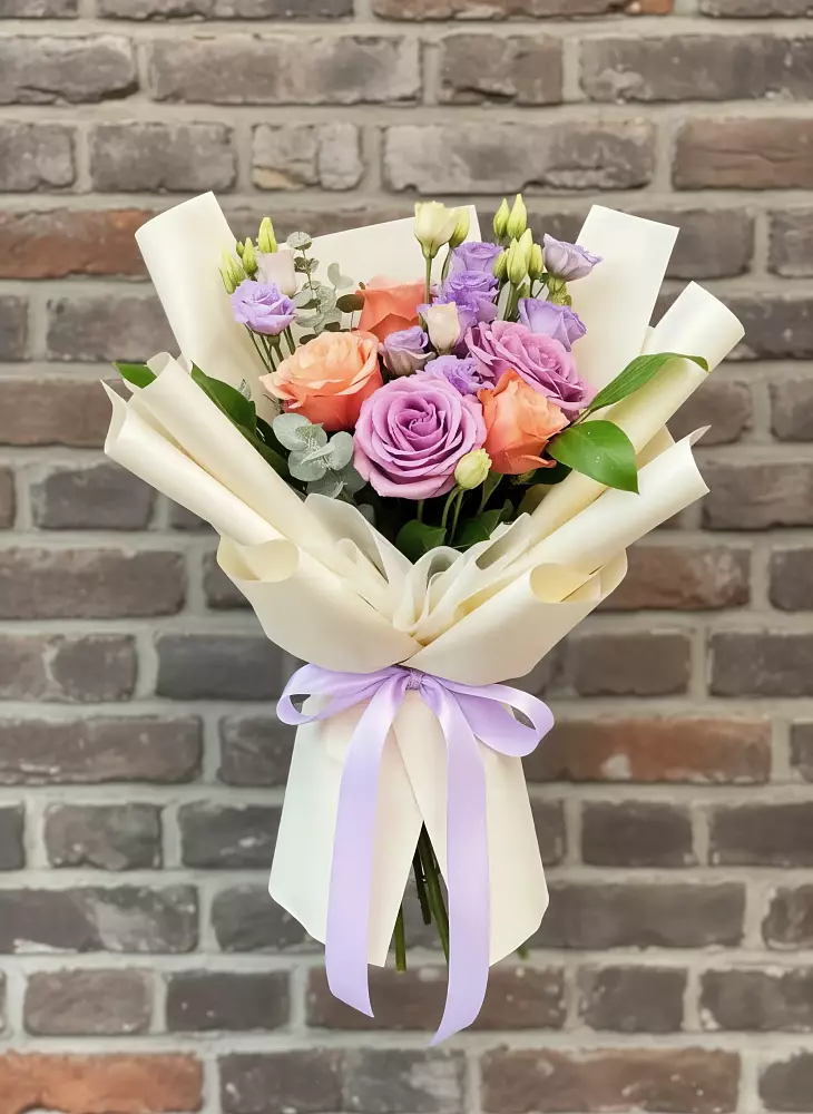 Букет цветов из: Лизиантусы и Розы в Кипень