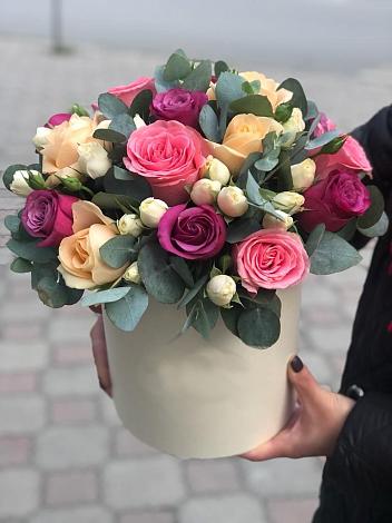 Цветочная композиция из Розы в шляпной коробке в Кипень