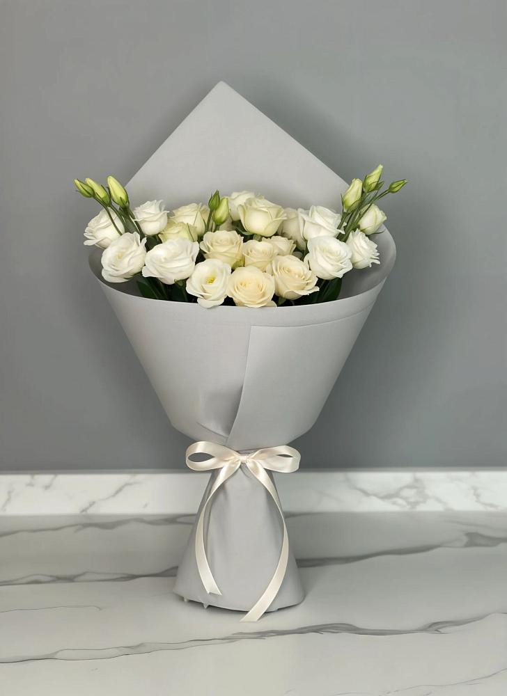 Букет цветов из: Розы и Лизиантусы в Кипень