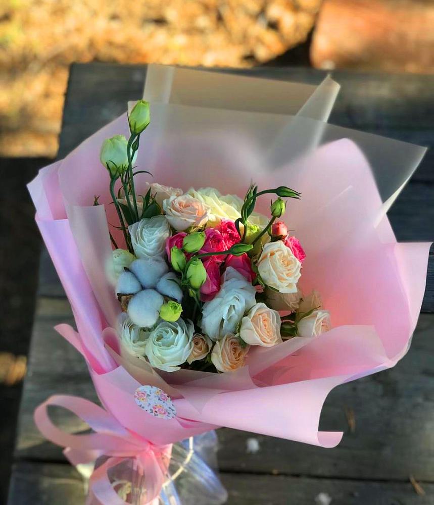 Букет цветов из: Розы и Лизиантусы в Кипень