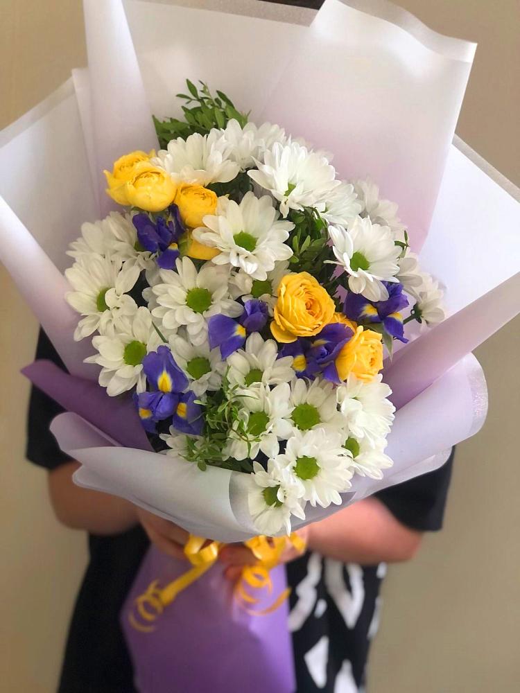 Букет цветов из: Ирисы, Хризантемы и Розы в Кипень
