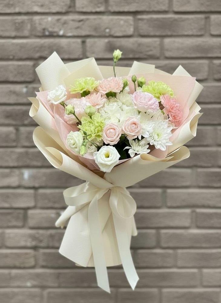 Букет цветов из: Гвоздики, Розы, Лизиантусы и Хризантемы в Кипень