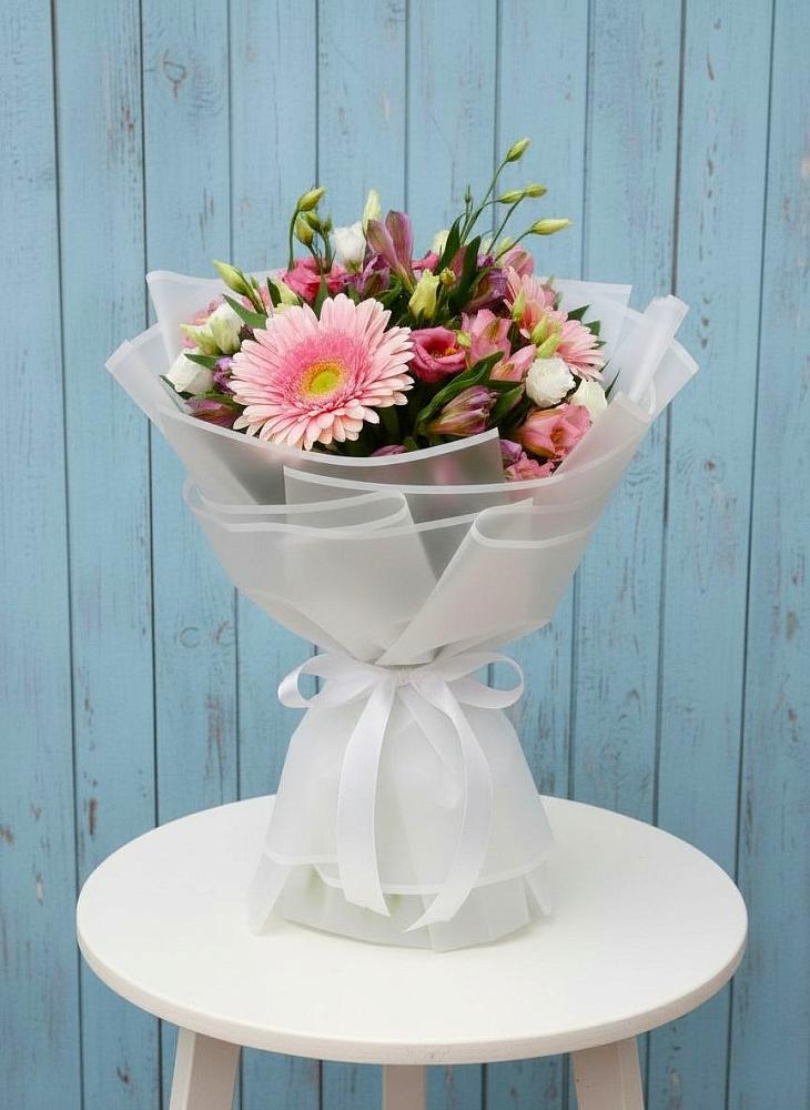 Букет цветов из: Герберы, Альстромерии и Лизиантусы в Кипень