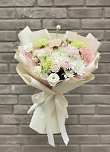 Букет цветов из:  Гвоздики, Розы, Лизиантусы и Хризантемы в Кипень
