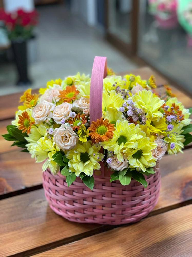 Цветочная композиция из Хризантемы и Розы в корзине в Кипень