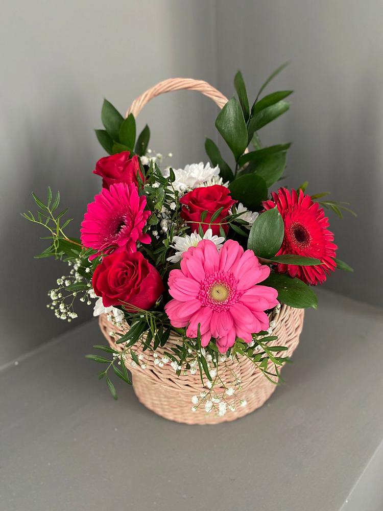Цветочная композиция из Розы, Хризантемы и Герберы в корзине в Кипень