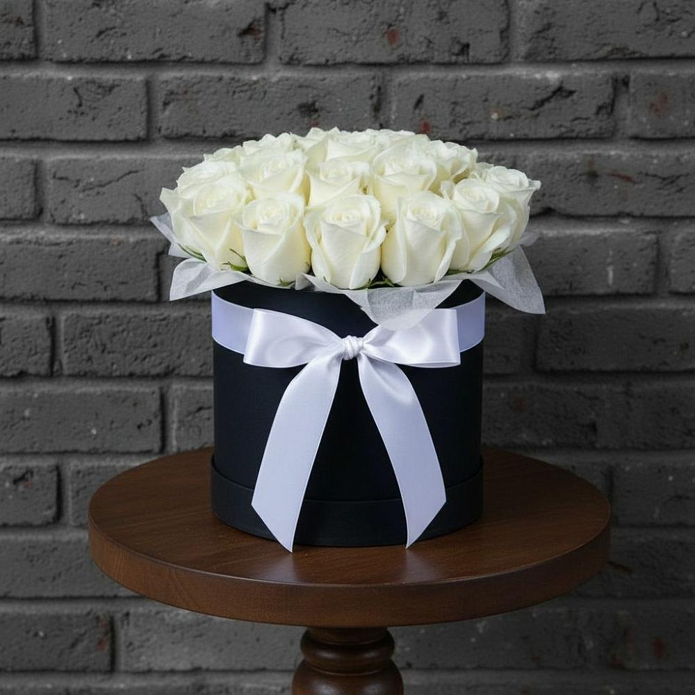 Цветочная композиция из Розы в шляпной коробке в Кипень