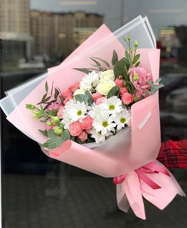 Букет цветов из: Розы, Лизиантусы и Хризантемы в Кипень
